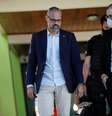Blogueiro Allan dos Santos (à esquerda) é visto ao lado de agente da PF em sua casa durante operação sobre fake news
27/05/2020
REUTERS/Adriano Machado  Foto: Reuters