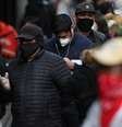 Pessoal desempregadas são vistas em fila na cidade de Santiago, Chile. 29/05/2020. REUTERS/Ivan Alvarado. 

  Foto: Reuters