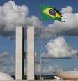 Bandeira do Brasil hasteada na Rua das Bandeiras, em Brasília, tendo, ao fundo, o Congresso Nacional  Foto: Gabriela Biló / Estadão Conteúdo