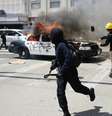 Oficiais da tropa de choque e manifestantes que atearam fogo em viaturas entraram em confronto em Los Angeles, n Califórnia  Foto: Getty Images / BBC News Brasil