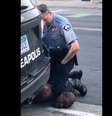 Imagem capturada pelo celular mostra momento em que o policial de Minneapolis Derek Chauvin mantém seu joelho sobre o pescoço de George Floyd, que morreu momentos depois    Foto: Darnella Frazier / Facebook/Darnella Frazier / AFP / Estadão Conteúdo