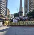 Torcidas de futebol organizaram protesto contra o presidente Jair Bolsonaro.   Foto: Divulgação / Estadão Conteúdo