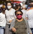 Pessoas se aglomeram em feira livre durante a pandemia do novo coronavirus (Covid-19) no bairro do Ipiranga zona Sul da cidade de Sao Paulo, neste sabado, 30.  Foto: ANDERSON LIRA/FRAMEPHOTO / Estadão Conteúdo