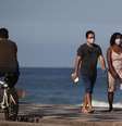 Casal com máscara de proteção caminha perto da praia do Leblon, no Rio de Janeiro
25/05/2020 REUTERS/Sergio Moraes  Foto: Reuters