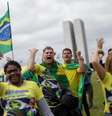 Apoiadores do presidente Jair Bolsonaro protestam contra o STF
09/05/2020
REUTERS/Ueslei Marcelino  Foto: Reuters
