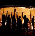 Manifestantes posam do lado de fora de loja de bebidas em chamas nos Estados Unidos  Foto: Reuters / BBC News Brasil