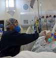 Enfermeira atende paciente da Covid-19 em hospital municipal em São Paulo
03/06/2020
REUTERS/Amanda Perobelli  Foto: Reuters