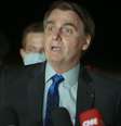 Jair Bolsonaro conversa com a imprensa na saída do Palácio da Alvorada, em Brasília  Foto:  Cláudio Marques / Futura Press