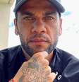 Daniel Alves reagiu a ofensa racista durante jogo do Barcelona seis anos atrás  Foto: Instagram  / Reprodução