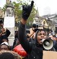John Boyega durante discurso inflamado em Londres: "Doloroso ser lembrado que sua raça não significa nada"  Foto: Reprodução