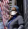 A woman outside a hospital  Foto: Reuters / BBC News Brasil