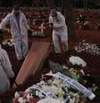 Coveiros enterram homem morto pela Covid-19, no cemitério de Vila Formosa, em São Paulo
26/05/2020
REUTERS/Amanda Perobelli  Foto: Reuters