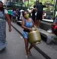 Mulher carrega botijão de gás doado em favela da Rocinha, no Rio de Janeiro
22/05/2020
REUTERS/Pilar Olivares  Foto: Reuters