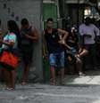 Pessoas fazem fila em frente a agência da Caixa para tentar receber auxílio emergencial do governo
15/04/2020
REUTERS/Ricardo Moraes  Foto: Reuters
