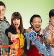 Lea Michele (ao centro) entre colegas de Glee: a fama de boa moça ocultou seu comportamento nocivo com colegas de elenco  Foto: Divulgação