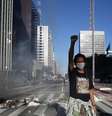 Manifestante gesticula em protesto contra o governo em São Paulo
31/05/2020
REUTERS/Rahel Patrasso  Foto: Reuters