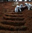 Coveiros enterram homem que morreu devido ao novo coronavírus em cemitério em São Paulo
04/06/2020
REUTERS/Amanda Perobelli  Foto: Reuters
