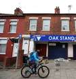 Ciclista passa por entrada vazia de estádio na cidade de Luton, no Reino Unido, em meio a pandemia de coronavírus
04/07/2020
REUTERS/Paul Childs  Foto: Reuters