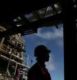 Trabalhador em plataforma da Petrobras na Bacia de Santos, litoral do RJ 
05/09/2018
REUTERS/Pilar Olivares  Foto: Reuters