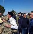 Ignorando regras de proteção contra a covid-19 no Estado de Goiás, presidente parou para conversar e cumprimentar policiais rodoviários federais.  Foto: Reprodução/ Facebook/ Jair Bolsonaro / Estadão Conteúdo
