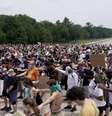 Manifestantes se reúnem no Lincoln Memorial durante preparação para protesto contra o racismo após o assassinato de George Floyd por um policial branco em maio.
REUTERS/Erin Scott  Foto: Reuters