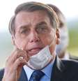 Jair Bolsonaro ajusta máscara ao sair do Palácio do Alvorada, em maio.
REUTERS/Adriano Machado  Foto: Reuters