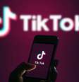 Em menos de quatro anos, o TikTok chegou aos 2 bilhões de downloads no mundo todo e tem atraído influenciadores por sua proposta  Foto: Reuters