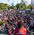 Movimentação de manifestantes contra governo federal e anti-racismo no Largo da Batata, em Pinheiros, zona oeste de Sao Paulo, neste domingo  Foto: Léo Orestes/Framephoto / Estadão Conteúdo