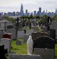 Cemitério em Woodside, no Queens, Estados Unidos, país com o maior número de mortes da pandemia  Foto: Mike Segar / Reuters
