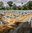 Alguns cemitérios, como este em Manaus, estão lotados de vítimas do coronavírus  Foto: BBC News Brasil