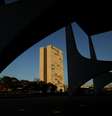 Prédio do Congresso Nacional é visto por meio das colunas do Palácio do Planalto. 12/04/2017. Reuters/Ueslei Marcelino. 
  Foto: Reuters