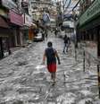Homem passa por rua desinfectada em meio ao surto de Covid-19 na favela da Rocinha, no Rio de Janeiro
10/04/2020
REUTERS/Ricardo Moraes   Foto: Reuters