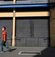 Homem passa por comércio fechado no centro de São Paulo (SP) em meio à pandemia de coronavírus 
20/03/2020
REUTERS/Amanda Perobelli  Foto: Reuters