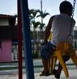 'A gente está se reinventando a cada dia, com festas e atividades, para este período não ser maçante para as crianças', conta funcionária de abrigo  Foto: Andre Borges/Ag Brasilia / BBC News Brasil