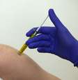 Voluntário recebe candidata a vacina para Ebola desenvolvida em Oxford
16/01/2015
REUTERS/Eddie Keogh  Foto: Reuters