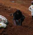 Familiares durante enterro de vítima da Covid-19 em cemitério de São Paulo
04/06/2020
REUTERS/Amanda Perobelli  Foto: Reuters