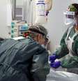 Enfermeiras monitoram paciente em hospital no Reino Unido. 22/05/2020. Reuters/Steve Parsons. 

  Foto: Reuters