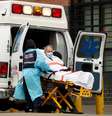 Profissionais de saúde transportam paciente para ambulância em Nova York. 24/04/2020. Reuters/Lucas Jackson. 

  Foto: Reuters