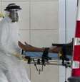  Ambulância chega com paciente diagnosticada com covid-19 ao Hospital Leonardo Da Vinci, em Fortaleza  Foto:  JOÃO DIJORGE/PHOTOPRESS / Estadão Conteúdo