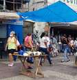 Em Madureira, na zona norte do Rio, muita gente saiu às ruas nos últimos dois dias  Foto: Sílvio Alves Barsetti