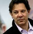 Haddad com imagem de Lula ao fundo  Foto: EPA / BBC News Brasil