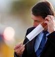 Presidente Jair Bolsonaro coloca máscara de proteção em Brasília
09/06/2020 REUTERS/Adriano Machado  Foto: Reuters