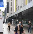 Uma placa de distanciamento social na Oxford Street, em Londres, após a introdução de medidas para tirar a Inglaterra do confinamento.  Foto: Stefan Rousseau / Reuters