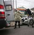 Os enfermeiros do SAMU transportam um paciente de uma unidade básica de saúde para um hospital durante o surto de coronavírus, em Santo André  Foto: Rahel Patrasso / Reuters