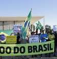 Simpatizantes do presidente da República, Jair Bolsonaro, entre eles integrantes do grupo "300 do Brasil", realizam manifestação na Praça dos Três Poderes, em Brasília  Foto: Dida Sampaio / Estadão
