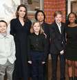 Angelina Jolie com sua prole em sessão especial de exibição do filme O Menino Que Descobriu o Vento, da Netflix, em Nova York  Foto: Monica Schipper / Netflix / Divulgação