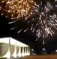 Grupo de manifestantes lançam fogos de artifício em direação ao prédio do Supremo Tribunal Federal, em Brasília.   Foto: Reproduçao / Estadão Conteúdo