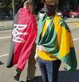 Bandeira vermelho e negra com brasão ucraniano é considerada um símbolo ligado ao neonazismo  Foto: Reprodução/Twitter / BBC News Brasil