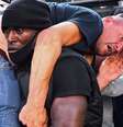 Foto de Patrick Hutchinson carregando um manifestante viralizou nas redes sociais  Foto: Reuters / BBC News Brasil