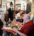 Restaurantes de Paris reabrem salões internos
15/06/2020
REUTERS/Charles Platiau  Foto: Reuters